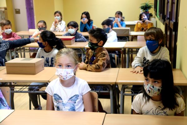 Children in a Val d'Aran school wearing face masks (by Marta Lluvich) 